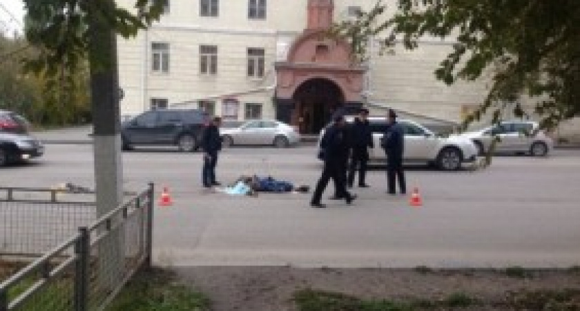 В Волгограде фура переехала человека