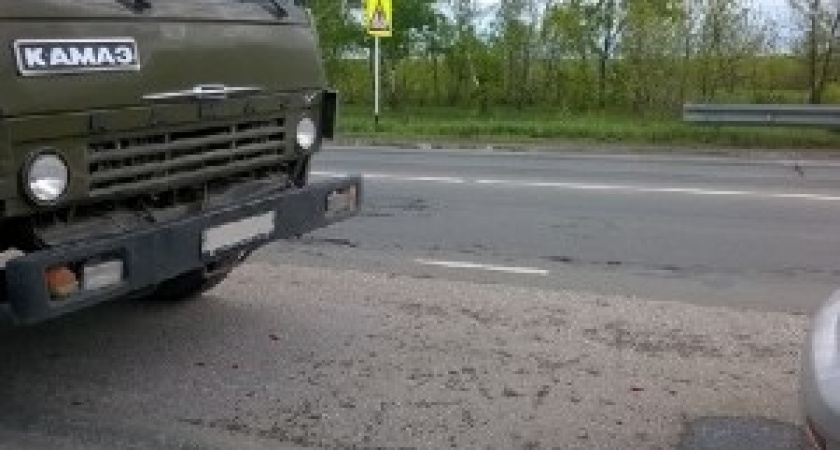 В Волгограде «КамАЗ» протаранил «ниву»