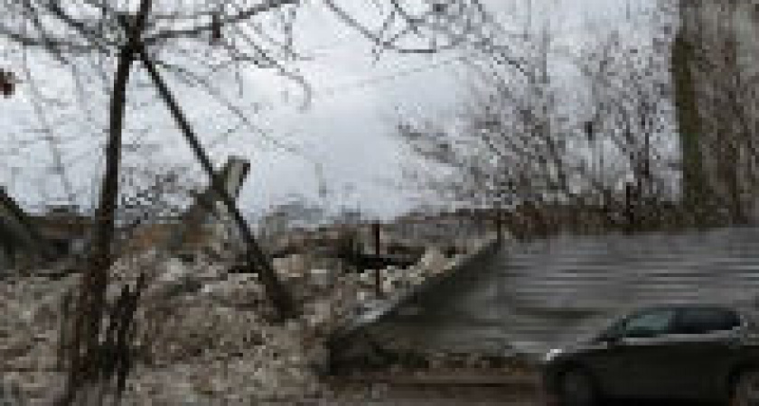 В Волгограде рухнувшая стена бывшего завода погребла под собой несколько автомобилей  