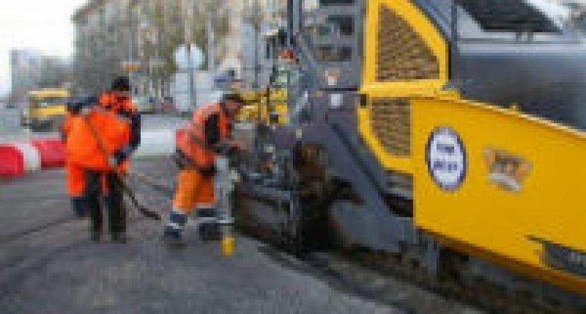 В Волгограде на подъездах к Комсомольскому путепроводу укладывают асфальтобетон