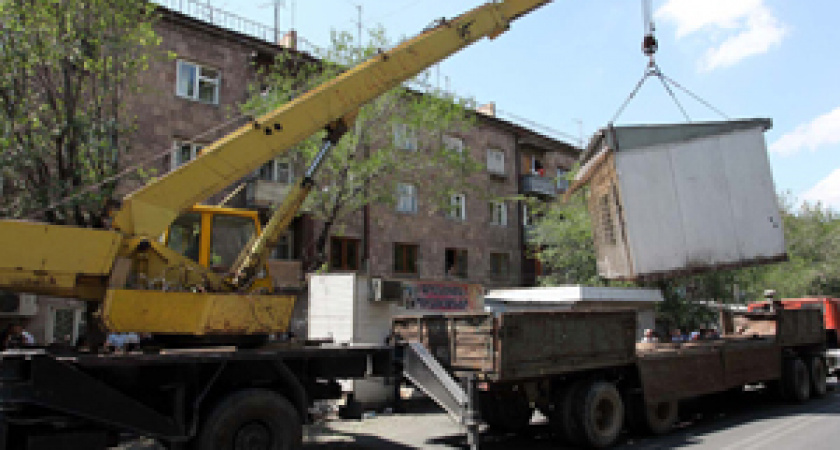 В Волгограде продолжают демонтировать незаконные киоски