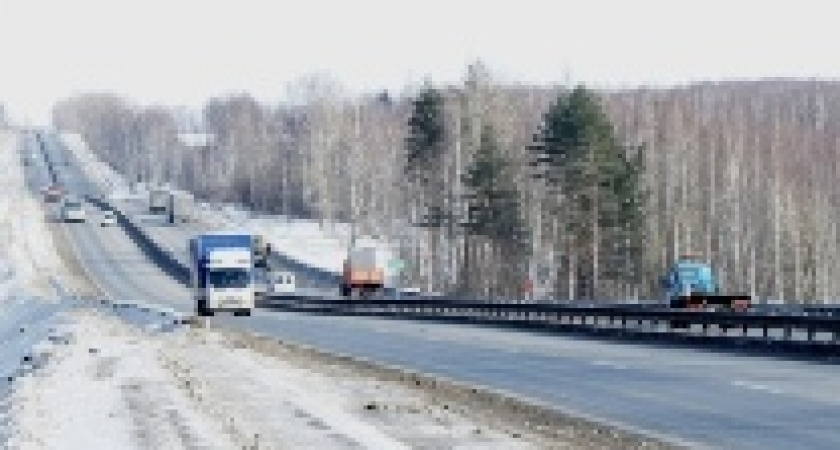 Под Волгоградом на трассе столкнулись три машины