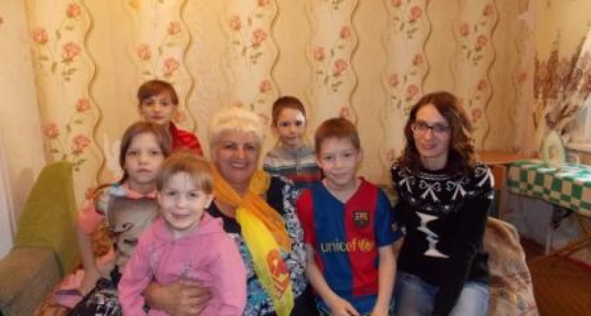 Волгоградские справороссы и активисты «Социал-демократического союза женщин России» поздравили многодетную семью с Новым годом