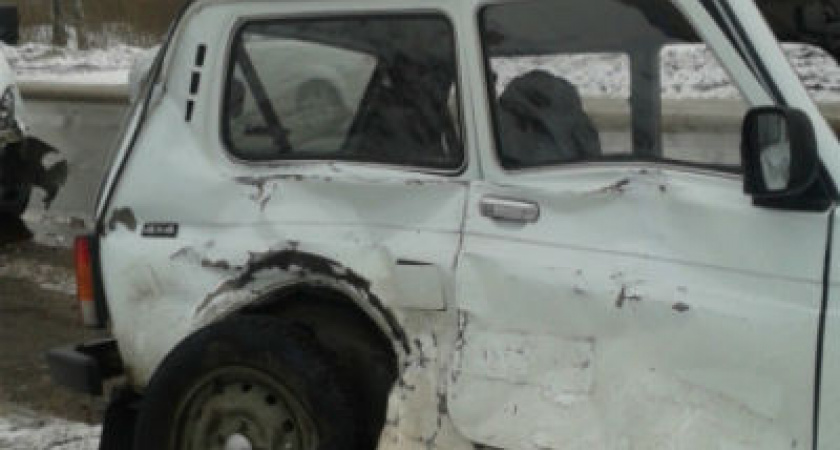 В Волгограде "Нива" столкнулась с маршруткой