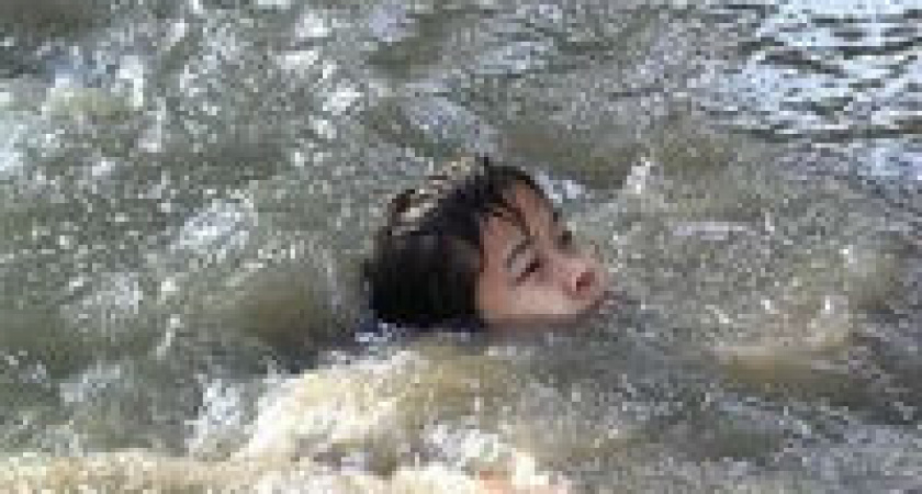 Тонувшего подростка спасли «обычные герои»