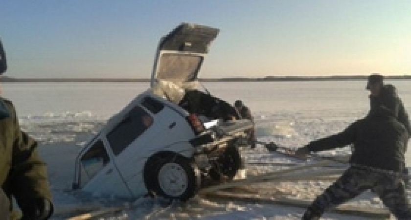 Под Волгоградом под лед провалилась «Нива»