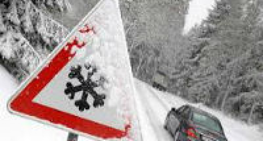 Под Волгоградом на скользкой дороге автобус протаранил маршрутку