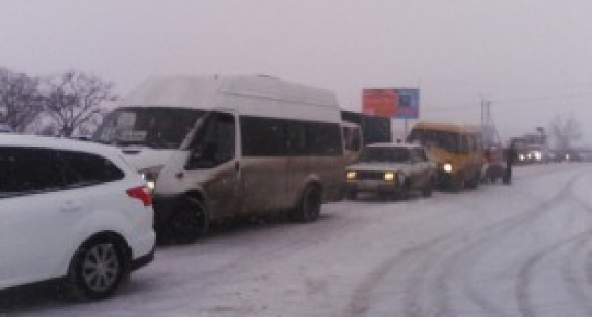 В Волгограде из-за снегопада парализовано движение транспорта
