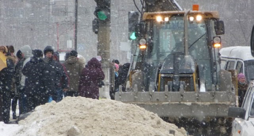 На улицы Волгограда вышло более 80 единиц спецтехники