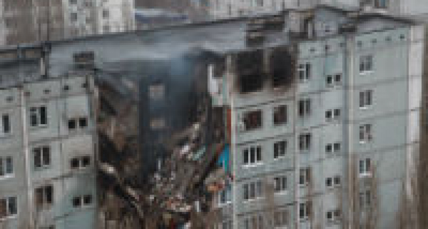 В Волгограде жильцы разрушенного дома вывозят вещи