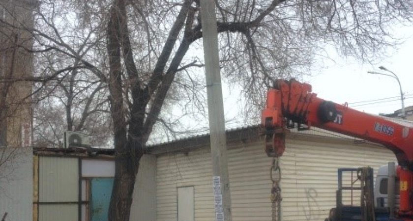 В Краснооктябрьском районе Волгограда снесли незаконный пивной ларёк