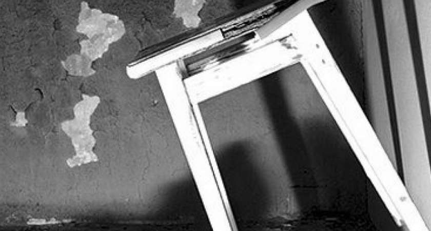 Под Волгоградом рецидивист избил табуретом  до полусмерти родного отца