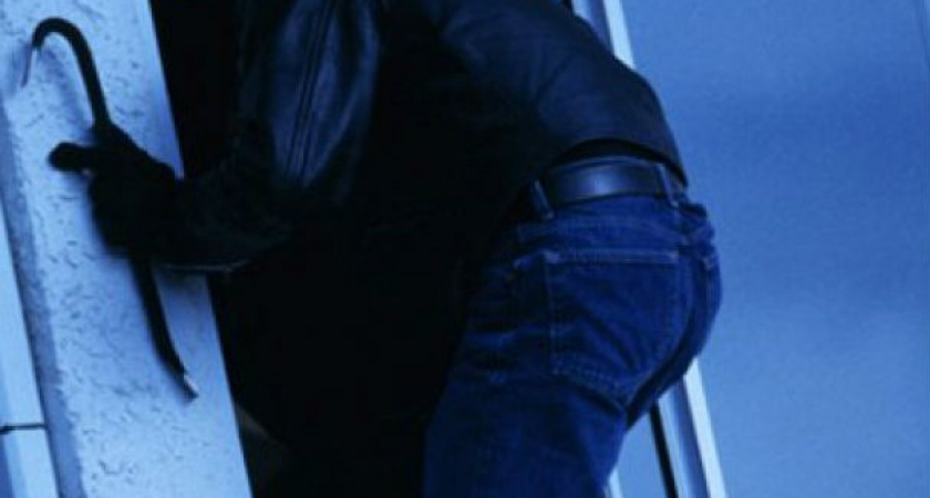 На юге Волгограда 17-летний школьник проник  в квартиру, избил и ограбил хозяина