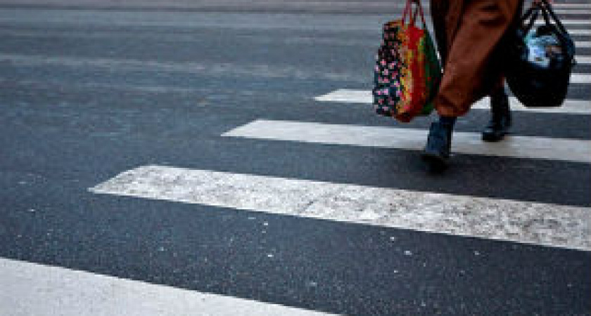 В центре Волгограда водитель на джипе сбил 80-летнюю пенсионерку