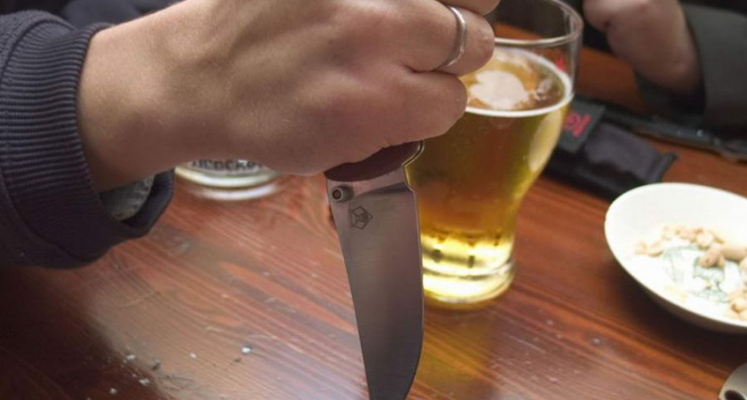 Житель Волгоградской области едва не зарезал приятеля во время пьяной драки