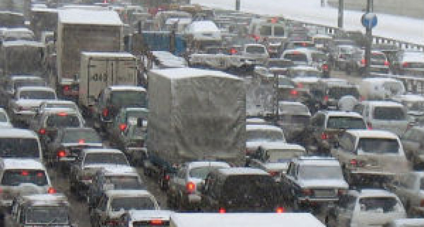 В Волгограде из-за снегопада парализовано движение транспорта