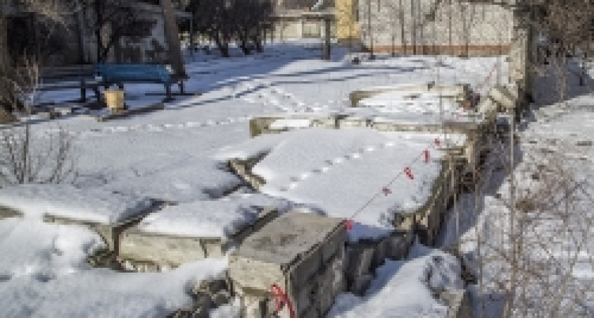 В Волгограде обрушился забор возле больницы №3