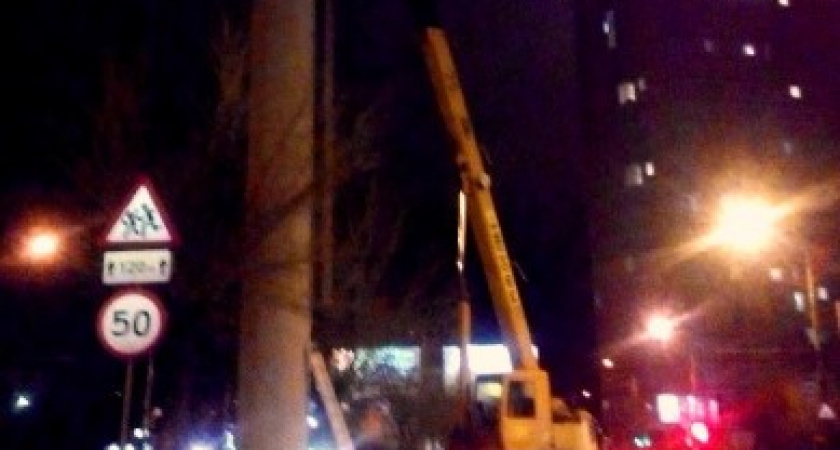 В центре Волгограда демонтировали незаконную рекламную арку