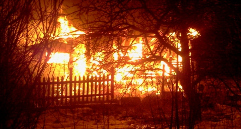 В Волжском в дачном доме заживо сгорел мужчина
