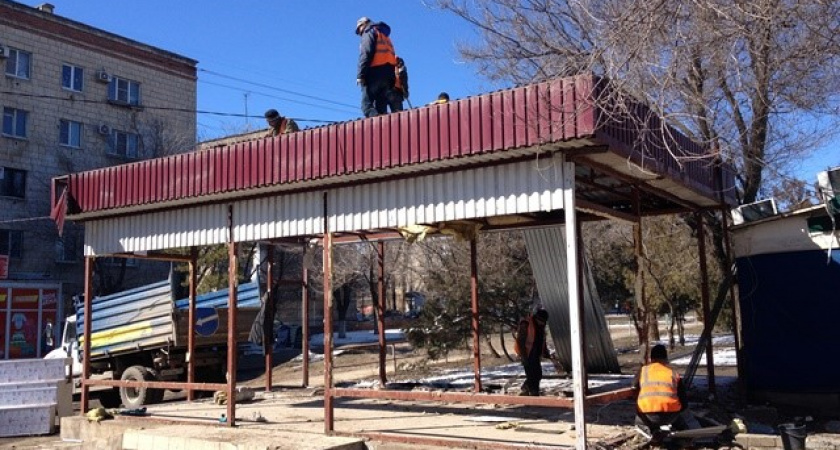 В Волгограде на проспекте Жукова демонтировали незаконный цветочный павильон
