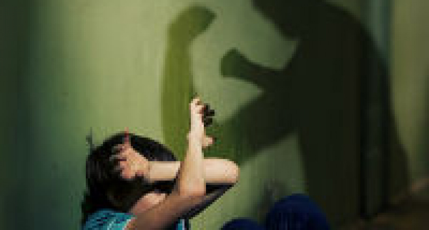 Под Волгоградом отец-алкоголик целый год истязал своих сыновей-близнецов 