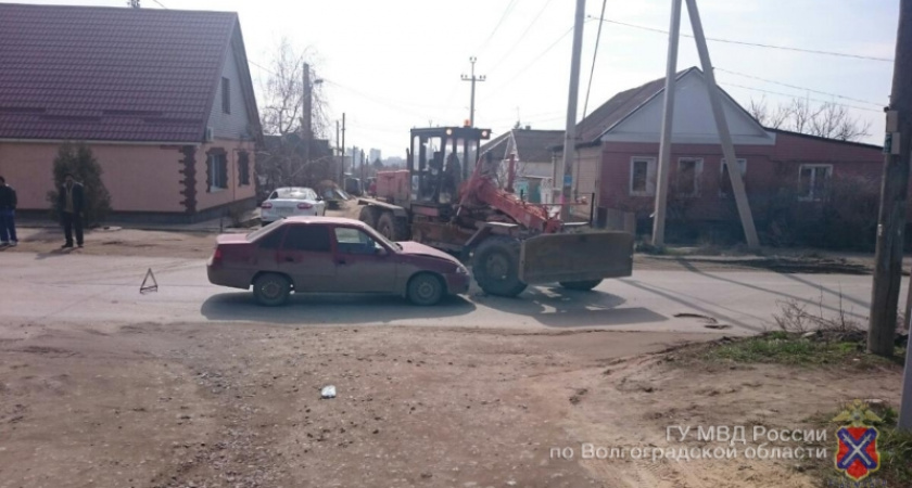 В Волгограде автогрейдер протаранил «Дэу Нексия»  