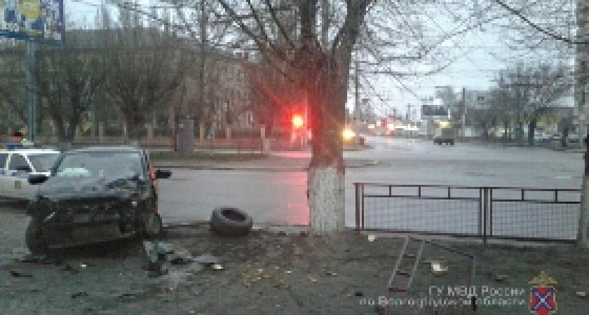 В Волгограде «Ниссан Кашкай» протаранил турникет и врезался в дерево
