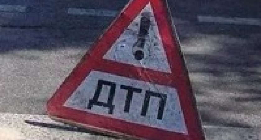 В Волгограде грузовой рефрижератор придавил мужчину к внедорожнику