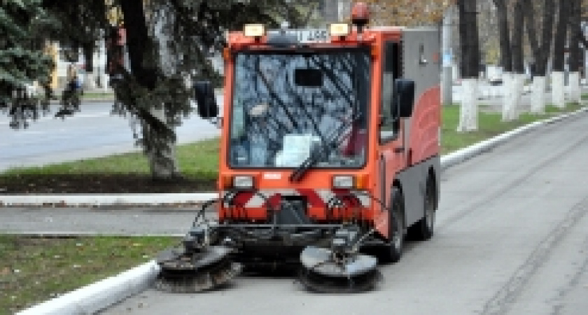 В выходные улицу Советская в Волгограде очистят от песка и грунта