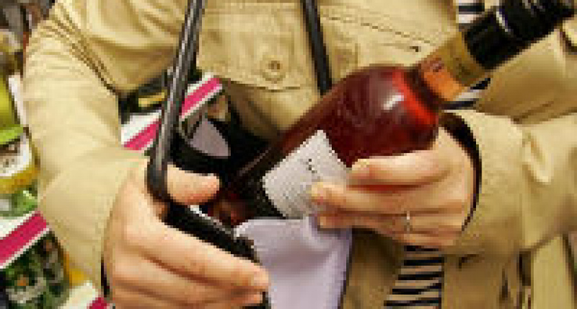 В Камышине 38-летний рецидивист на  глазах продавцов похитил с прилавка алкоголь