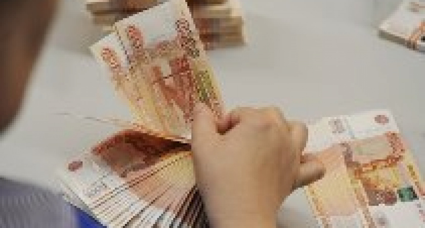 В Волгограде пристав взыскал с женщины долг одеждой