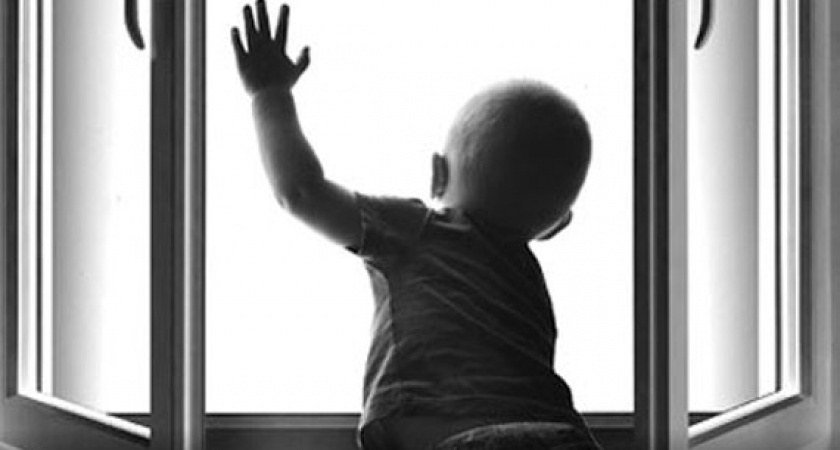 На юге Волгограда малыш едва не упал с окна 4-го этажа