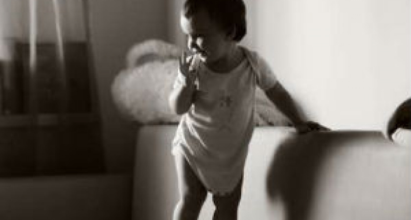 В Волгограде десятимесячный ребенок разбил голову при падении с дивана