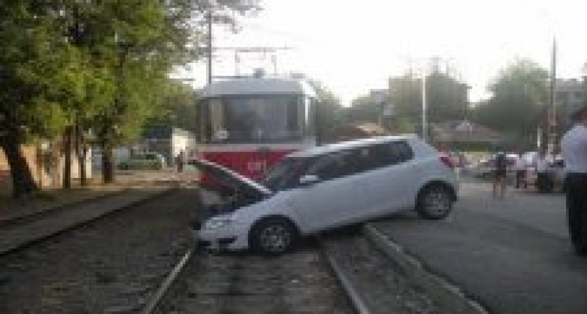 ДТП на юге Волгограда перекрыло дорогу трамваям