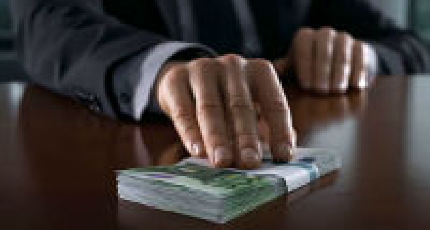 В Волжском адвокат и его клиент пытались подкупить  свидетеля