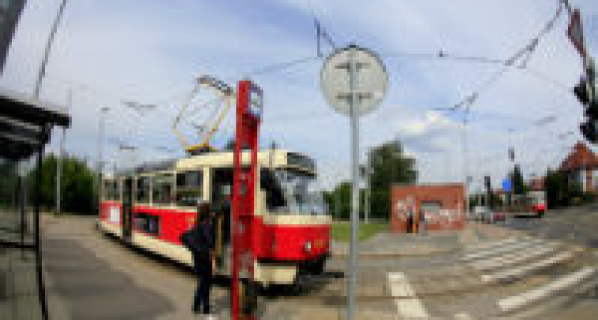 В Волгограде на Первой продольной ВАЗ-2107 врезался в трамвай