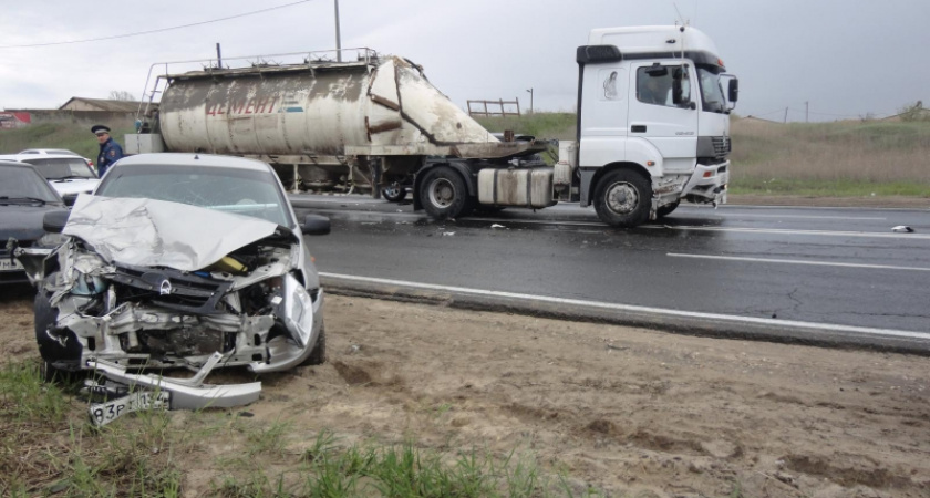 На севере Волгограда произошло тройное ДТП