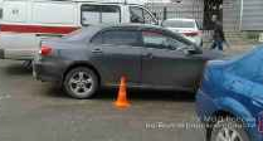 В Волгограде водитель иномарки, сдавая назад, сбил пешехода