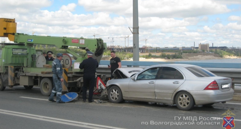 На мосту через Волгу «Мерседес» протаранил автомобиль спецтехники
