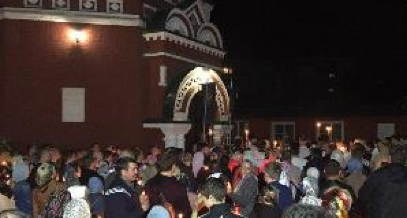 В Пасхальную ночь тысячи волгоградцев посетили храмы