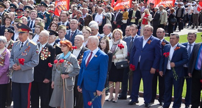 В Волгограде на площади Павших борцов почтили память защитников Отечества 