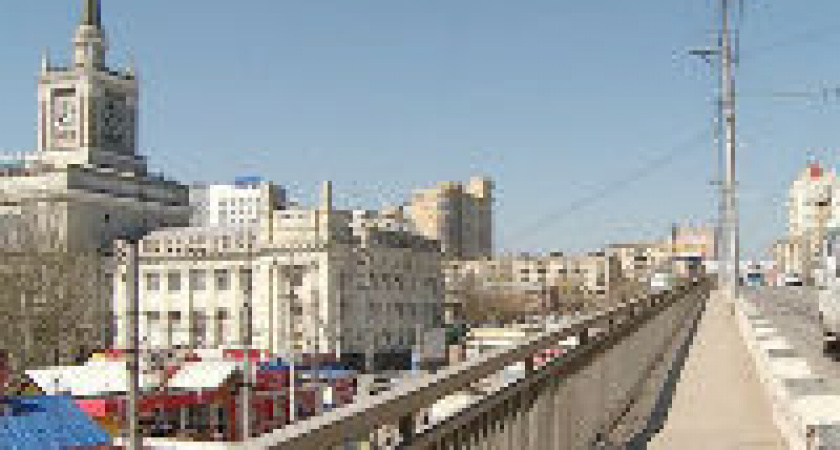 В Волгограде пробка парализовала движение на Комсомольском путепроводе