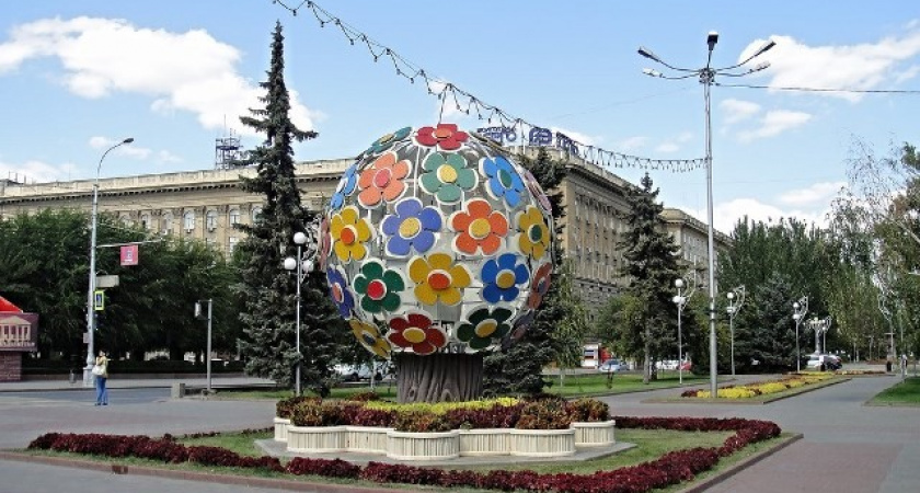В центре Волгограда на месте светодиодного дерева появилась клумба