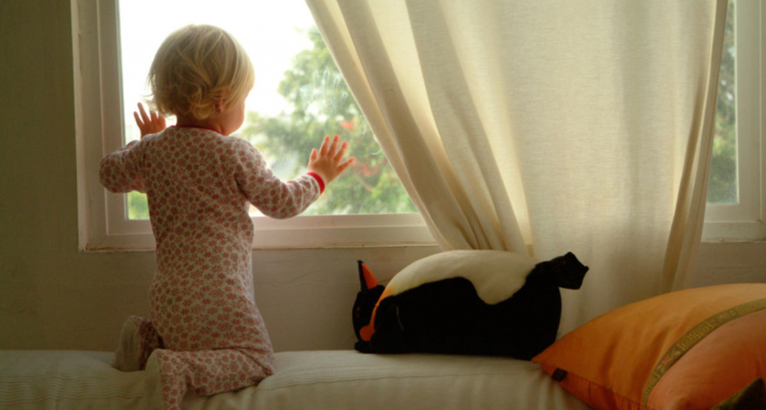 На юге Волгограда ребенок выжил после падения с 4-го этажа