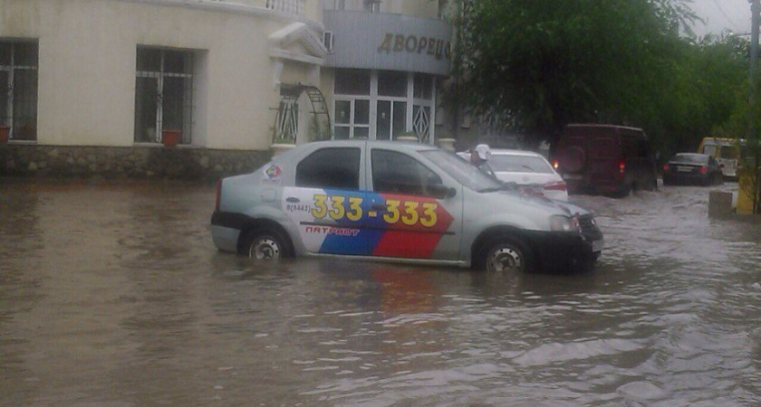 Под Волгоградом образовалась дикая пробка из-за дождя
