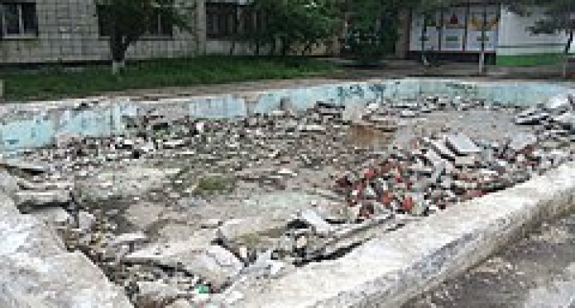 В Волгограде сносят фонтан у Краснооктябрьского ЗАГСа