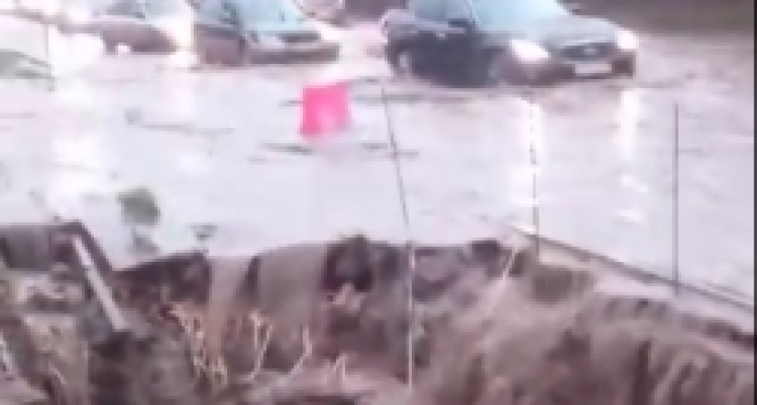 В Волгограде из-за ливня провалился грунт на проезде Дорожников