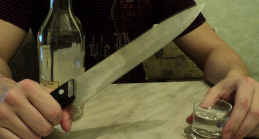 В Волжском рецидивист искромсал ножом своего приятеля