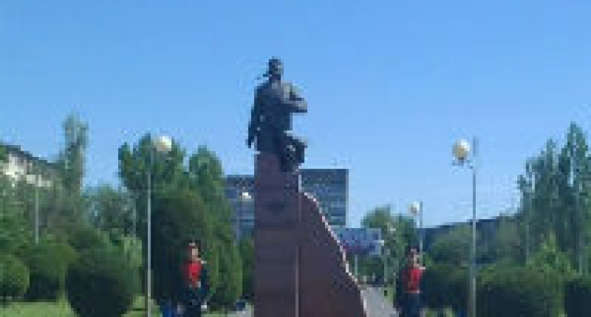 В Камышине возложили цветы к памятнику Алексея Маресьева