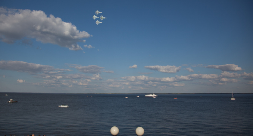 В небе над Камышином «Соколы России» показали воздушный бой